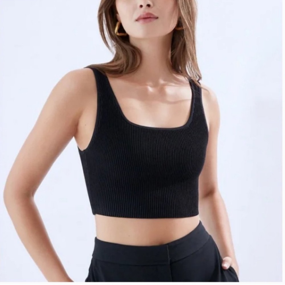 Aritzia Babaton Sculpt Knit black color Squareneck Cropped Tank size XS